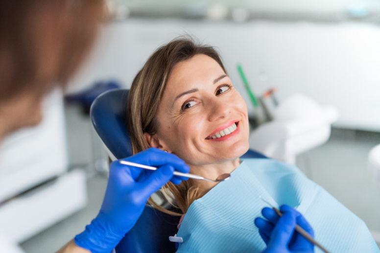 donna durante una visita dentistica